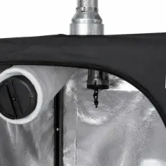 Dettaglio interno di una grow box con filtro a carboni attivi e condotto di aspirazione. Capire la differenza tra estrattore e aspiratore è fondamentale per la ventilazione.