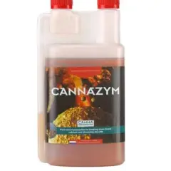 Flacone di Cannazym, un preparato enzimatico per migliorare la struttura del terreno e la salute delle radici.