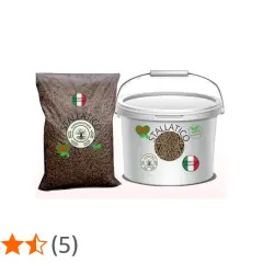 Sacchetto e secchio di stallatico pellettato, prodotto italiano. Attenzione: lo stallatico pellettato brucia le radici se usato in eccesso.