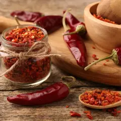 Peperoncini secchi e tritati, pronti per dare piccantezza ai tuoi piatti. Un barattolo pieno di sapore intenso.