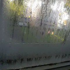 Vetro appannato con goccioline d'acqua, un segno che potresti dover pensare a come aumentare umidità in casa per il benessere.
