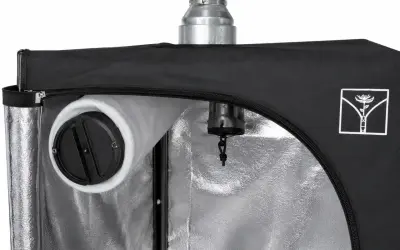 Dettaglio interno di una grow box con filtro a carboni attivi e condotto di aspirazione. Capire la differenza tra estrattore e aspiratore è fondamentale per la ventilazione.
