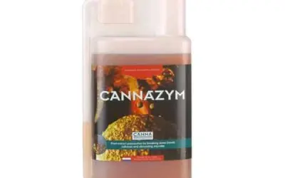 Flacone di Cannazym, un preparato enzimatico per migliorare la struttura del terreno e la salute delle radici.