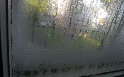 Vetro appannato con goccioline d'acqua, un segno che potresti dover pensare a come aumentare umidità in casa per il benessere.