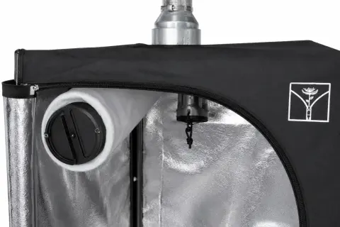 Dettaglio interno di una grow box con filtro a carboni attivi e condotto di aspirazione. Capire la differenza tra estrattore e aspiratore è fondamentale per la ventilazione.