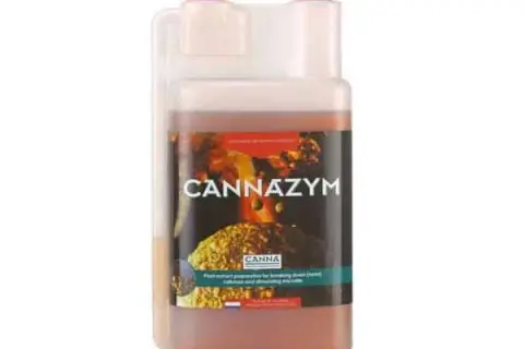 Flacone di Cannazym, un preparato enzimatico per migliorare la struttura del terreno e la salute delle radici.