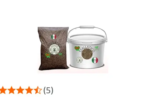 Sacchetto e secchio di stallatico pellettato, prodotto italiano. Attenzione: lo stallatico pellettato brucia le radici se usato in eccesso.