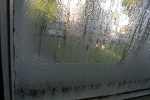 Vetro appannato con goccioline d'acqua, un segno che potresti dover pensare a come aumentare umidità in casa per il benessere.