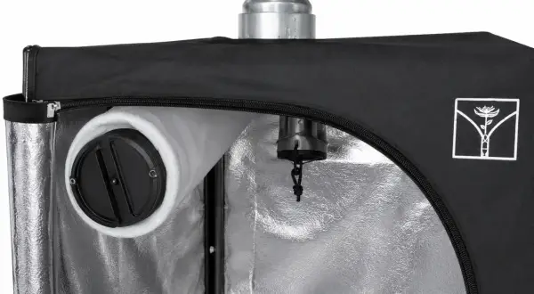 Dettaglio interno di una grow box con filtro a carboni attivi e condotto di aspirazione. Capire la differenza tra estrattore e aspiratore è fondamentale per la ventilazione.