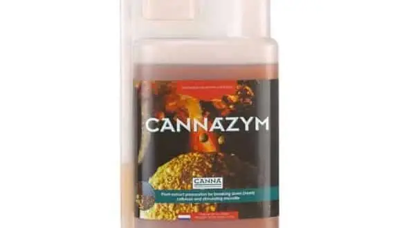 Flacone di Cannazym, un preparato enzimatico per migliorare la struttura del terreno e la salute delle radici.