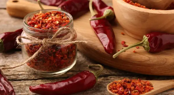 Peperoncini secchi e tritati, pronti per dare piccantezza ai tuoi piatti. Un barattolo pieno di sapore intenso.