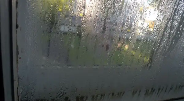 Vetro appannato con goccioline d'acqua, un segno che potresti dover pensare a come aumentare umidità in casa per il benessere.