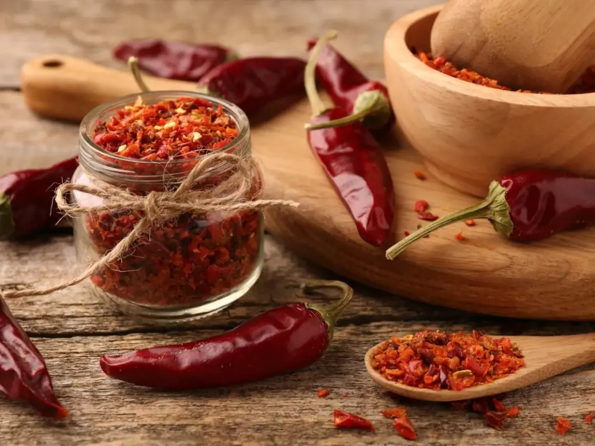 Peperoncini secchi e tritati, pronti per dare piccantezza ai tuoi piatti. Un barattolo pieno di sapore intenso.