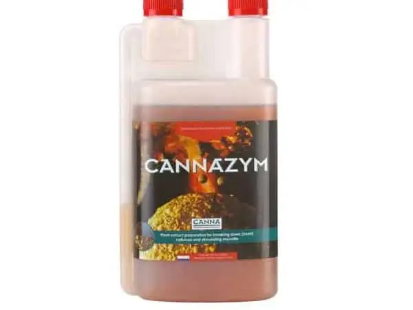 Flacone di Cannazym, un preparato enzimatico per migliorare la struttura del terreno e la salute delle radici.