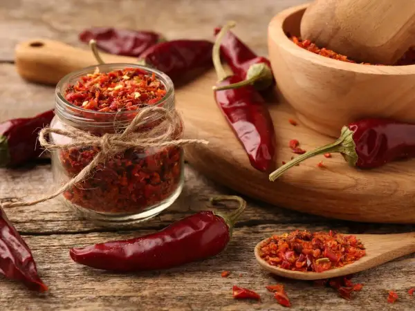 Peperoncini secchi e tritati, pronti per dare piccantezza ai tuoi piatti. Un barattolo pieno di sapore intenso.